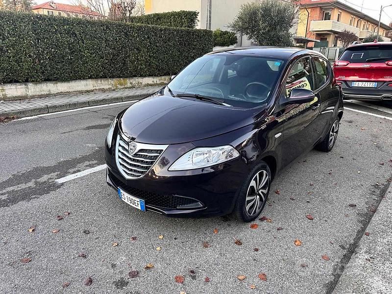 Usata Lancia Ypsilon Platinum 69 CV (50 kW) 2013 Viola Utilitaria