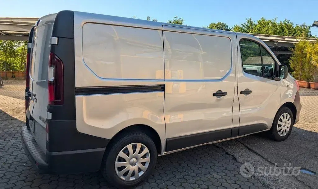 Usata Opel Vivaro 120 CV (88 kW) 2015 Grigio Monovolume