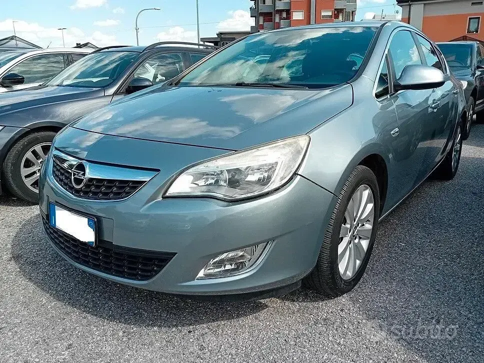 Käytetty Opel Astra Cosmo 110 HP (80 kW) 2010 Harmaa Sedan