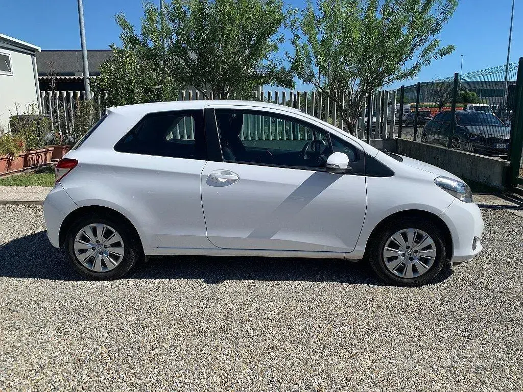 Usata Toyota Yaris Active 69 CV (50 kW) 2013 Bianco Utilitaria