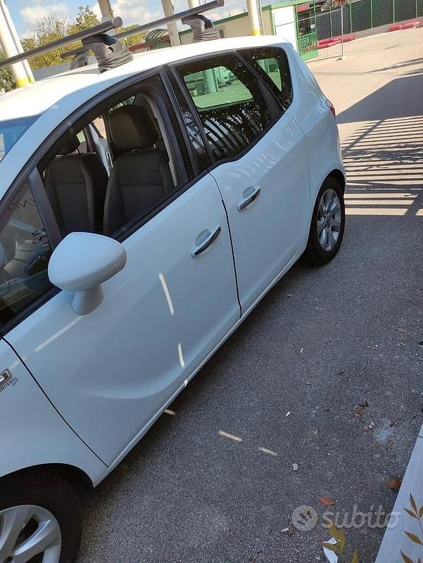 Usata Opel Meriva 100 CV (73 kW) 2010 Bianco Monovolume