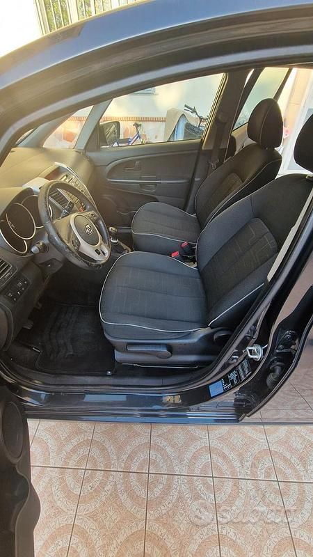 Usata Kia Venga 90 CV (66 kW) 2010 Nero Utilitaria