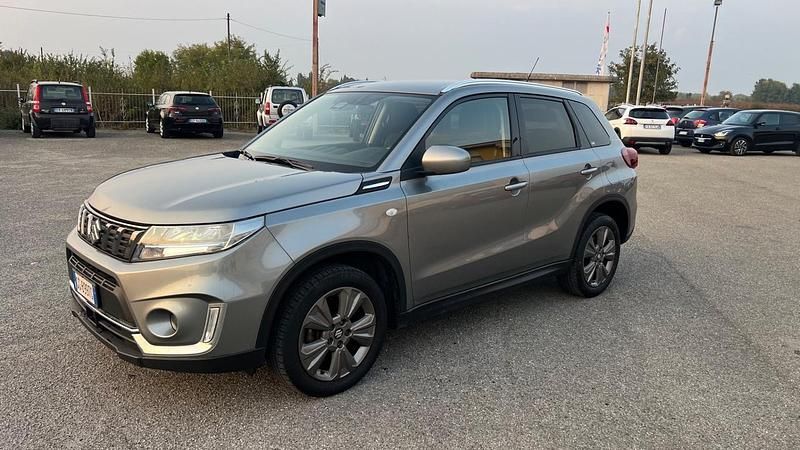 Grigio Usata 2021 Suzuki Vitara Cool SUV | 17.900 € (Buon prezzo) - Immagine 1/4