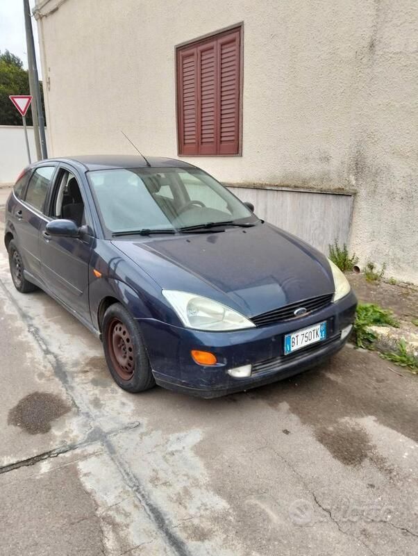 Blu Usata 2001 Ford Focus Tre volumi | 900 € (Ottimo prezzo) - Immagine 1/4