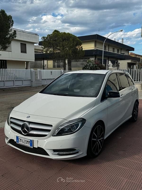 Bianco Usata 2012 Mercedes 180 Tre volumi | 10.700 € (Cara) - Immagine 1/4
