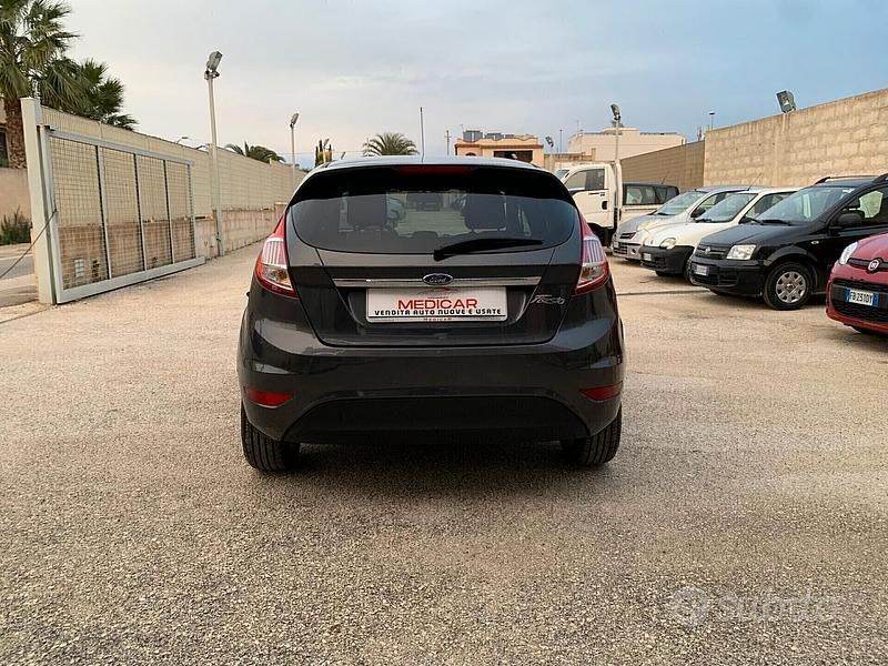 Usata Ford Fiesta Titanium 75 CV (55 kW) 2017 Grigio Utilitaria