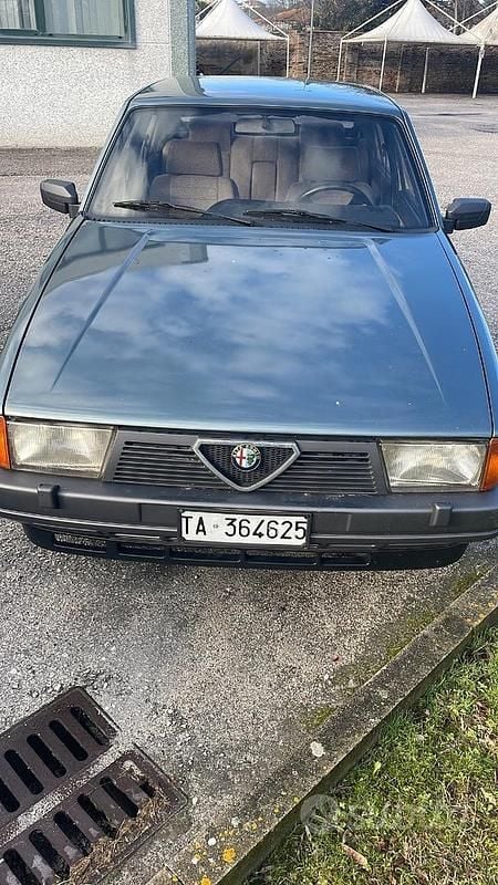 Usata Alfa Romeo 75 128 CV (94 kW) 1986 Grigio Berlina