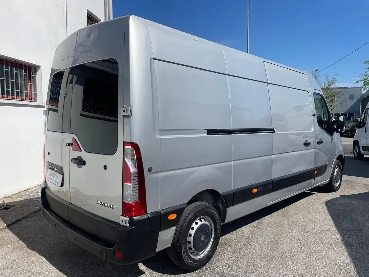 Usado Renault Master 125 CV (91 kW) 2012 Plateado Van