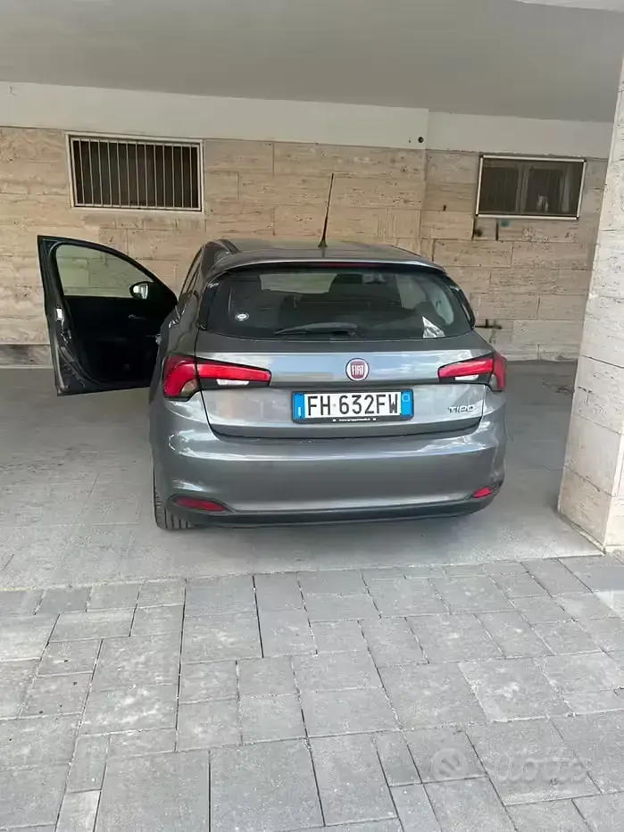 Usata Fiat Tipo Lounge 120 CV (88 kW) 2017 Grigio Berlina
