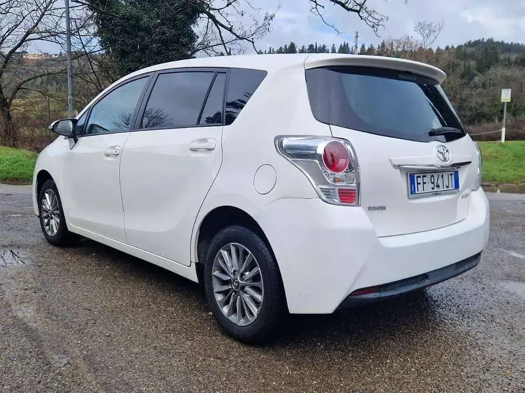Usata Toyota Verso Style 132 CV (97 kW) 2016 Bianco Monovolume