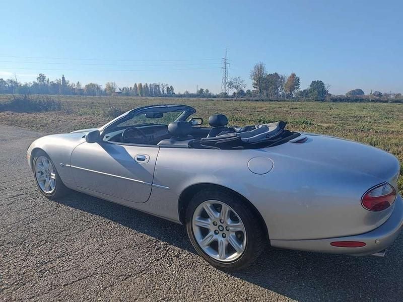 Usata Jaguar XK8 284 CV (208 kW) 2001 Grigio Cabrio