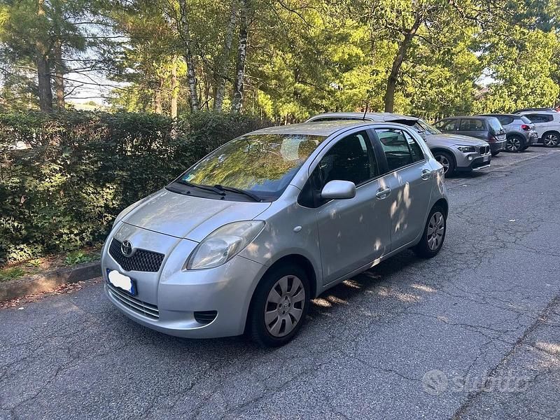 Usata Toyota Yaris 69 CV (50 kW) 2007 Grigio Berlina