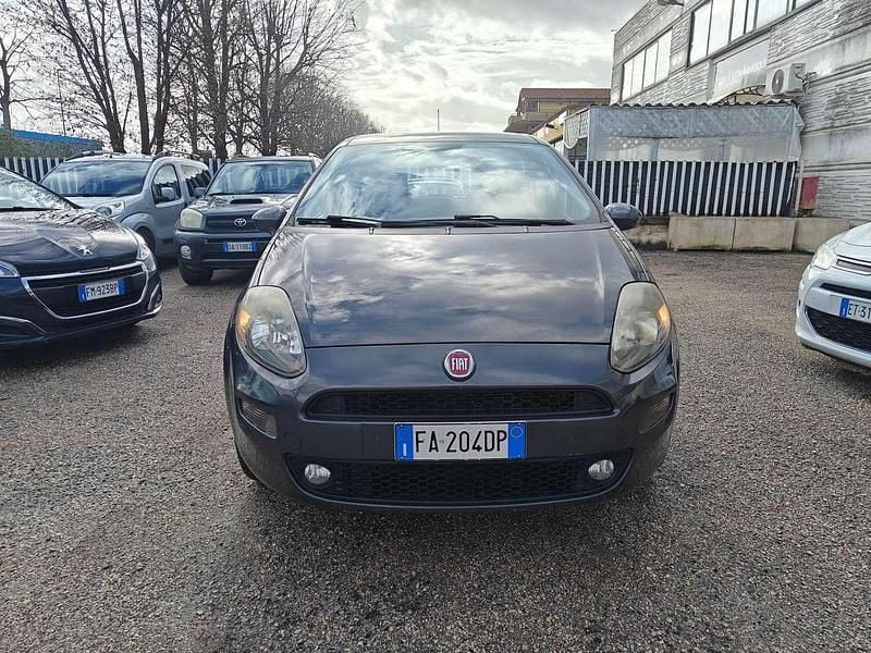 Grigio Usata 2015 Fiat Punto Lounge Tre volumi | 4950 € (Buon prezzo) - Immagine 1/4