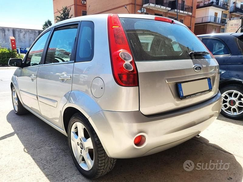 Second-hand Ford Fiesta 68 CP (50 kW) 2007 Gri Hatchback