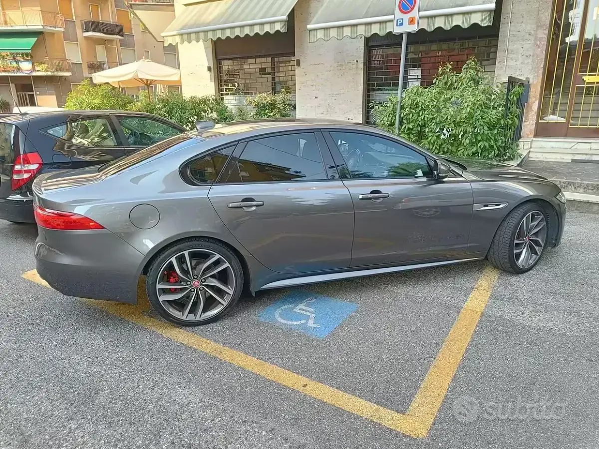Usata Jaguar XF R-Sport 240 CV (176 kW) 2017 Grigio Berlina