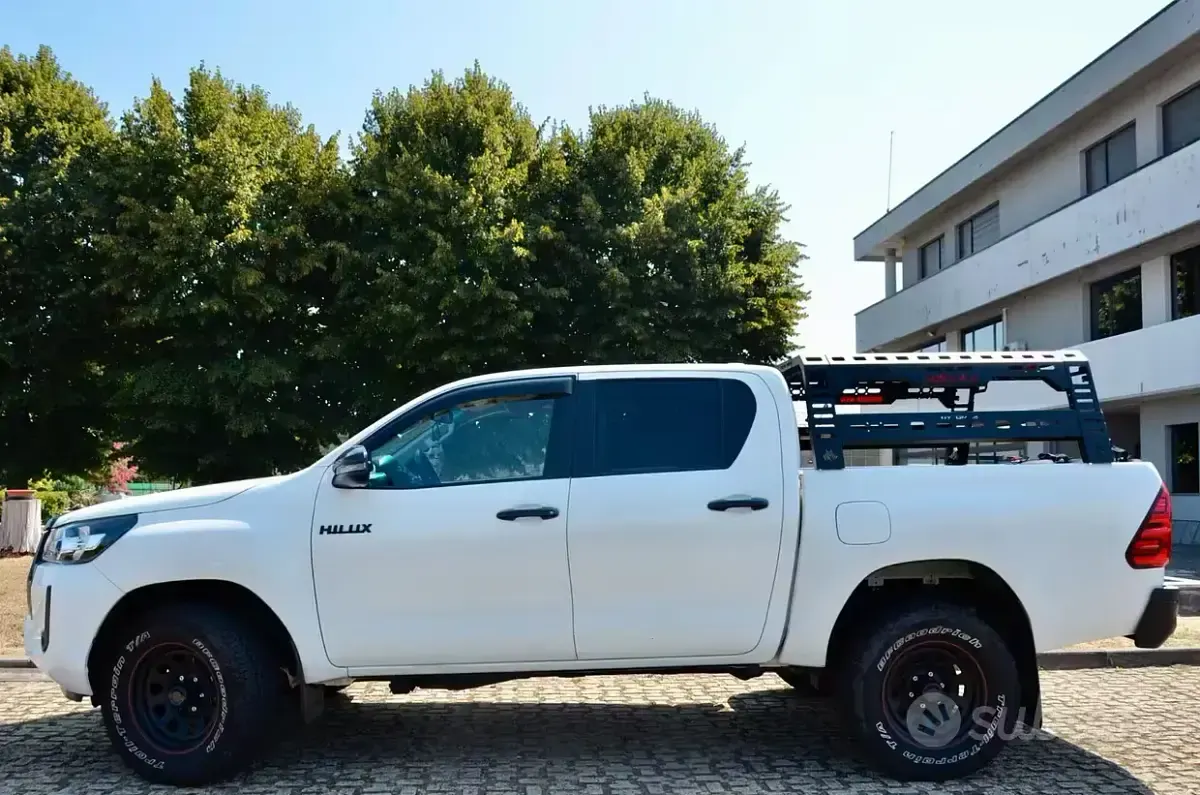 Usata Toyota HiLux Lounge 150 CV (110 kW) 2024 Bianco Pick-up
