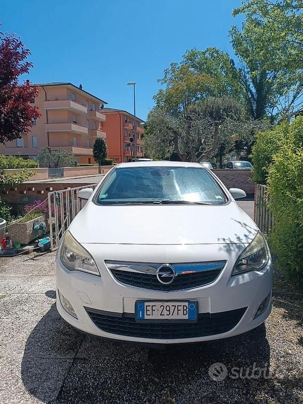 Usata Opel Astra Cosmo 95 CV (69 kW) 2011 Bianco Berlina