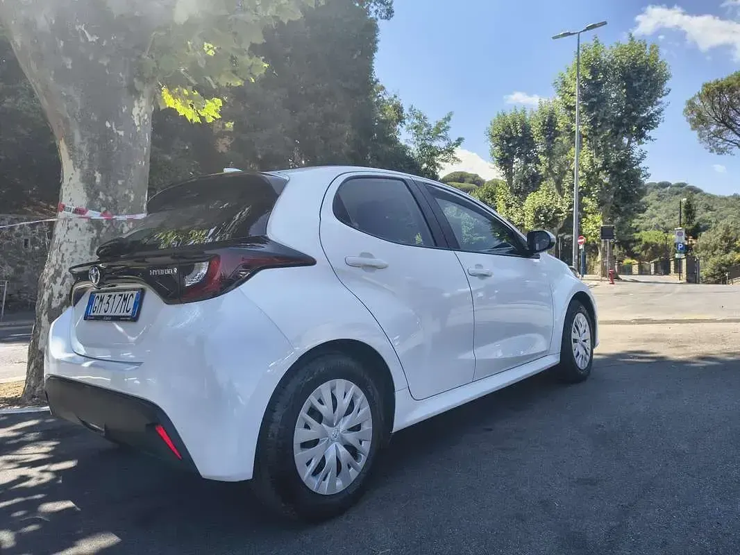 Usata Toyota Yaris Hybrid Active 92 CV (67 kW) 2024 Berlina