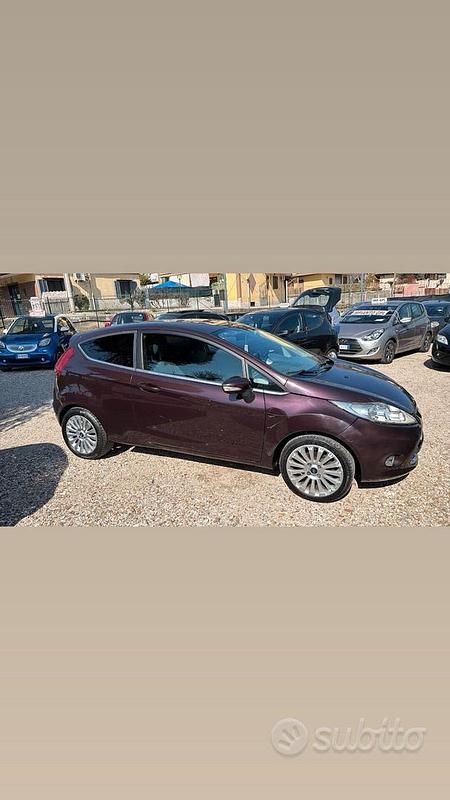 Usata Ford Fiesta Titanium 82 CV (60 kW) 2010 Viola Utilitaria