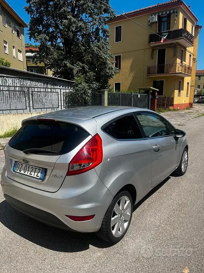 Usata Ford Fiesta Titanium 82 CV (60 kW) 2009 Grigio Berlina