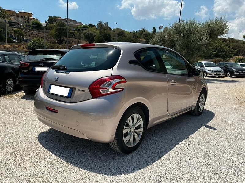 Usata Peugeot 208 82 CV (60 kW) 2013 Marrone Utilitaria