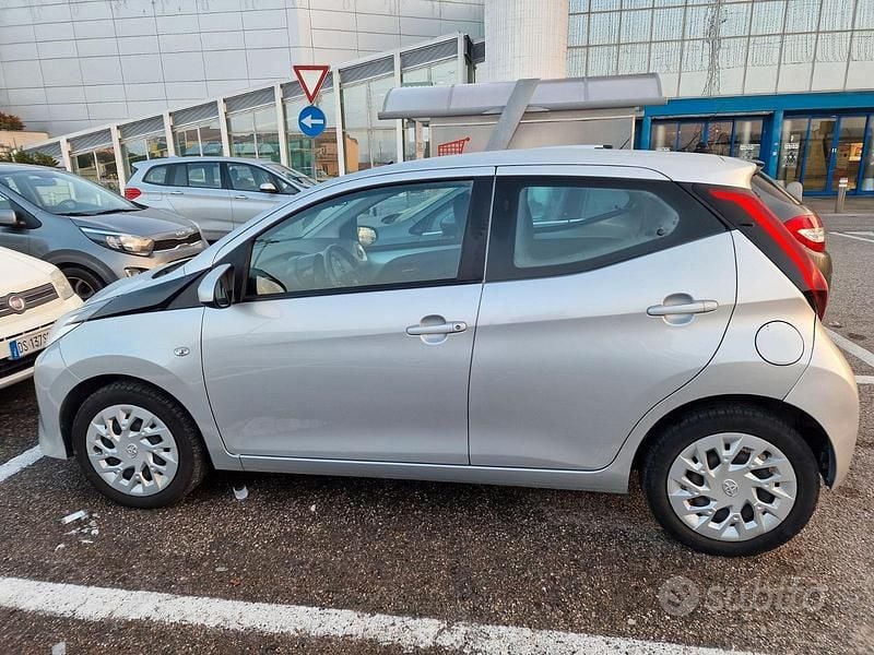 Grigio Usata 2019 Toyota Aygo Due volumi | 9500 € (Ottimo prezzo) - Immagine 1/4