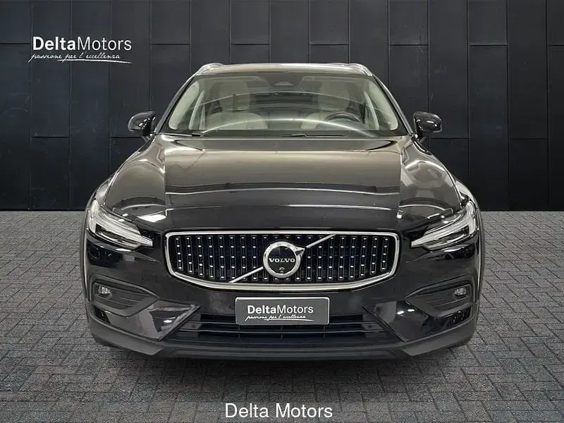 Usata Volvo V60 CC Ultimate 197 CV (144 kW) 2024 Nero metallizzato Station wagon