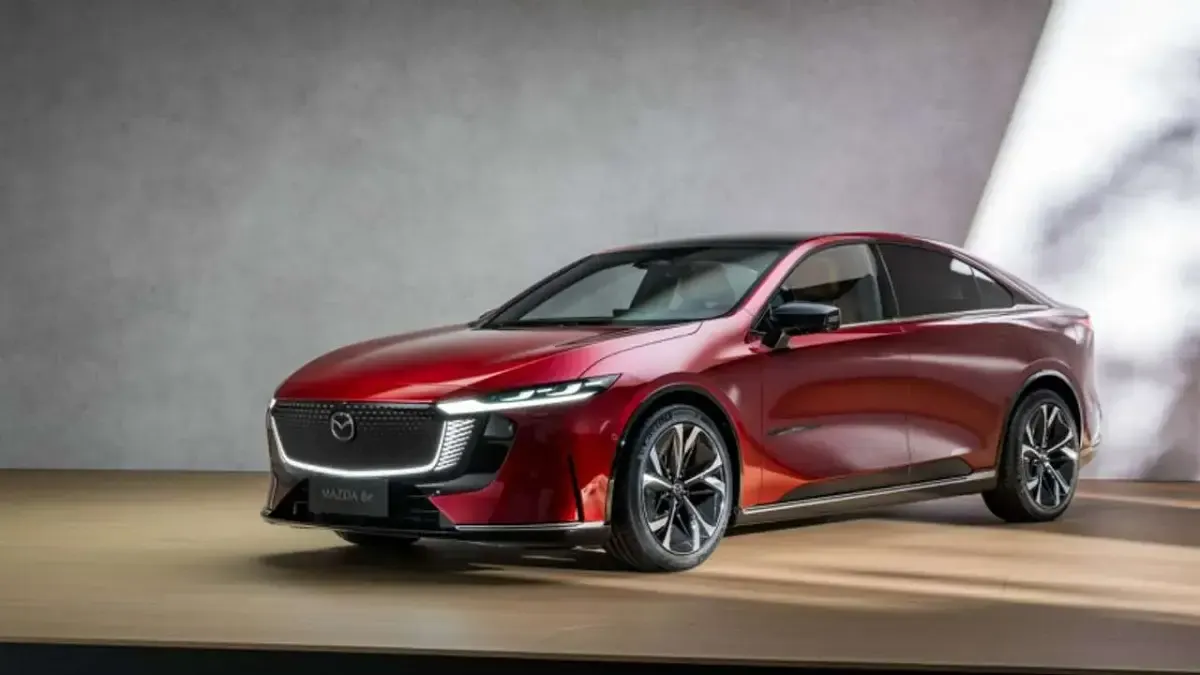Nuova Mazda 6e Takumi-Line 180 kW (245 CV) 2025 Argento Berlina