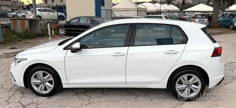 Usata VW Golf VIII Life 130 CV (95 kW) 2022 Bianco Berlina