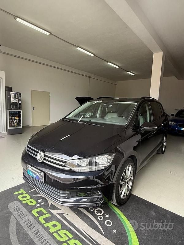 Käytetty VW Touran Comfortline 150 HP (110 kW) 2017 Musta Tila-auto