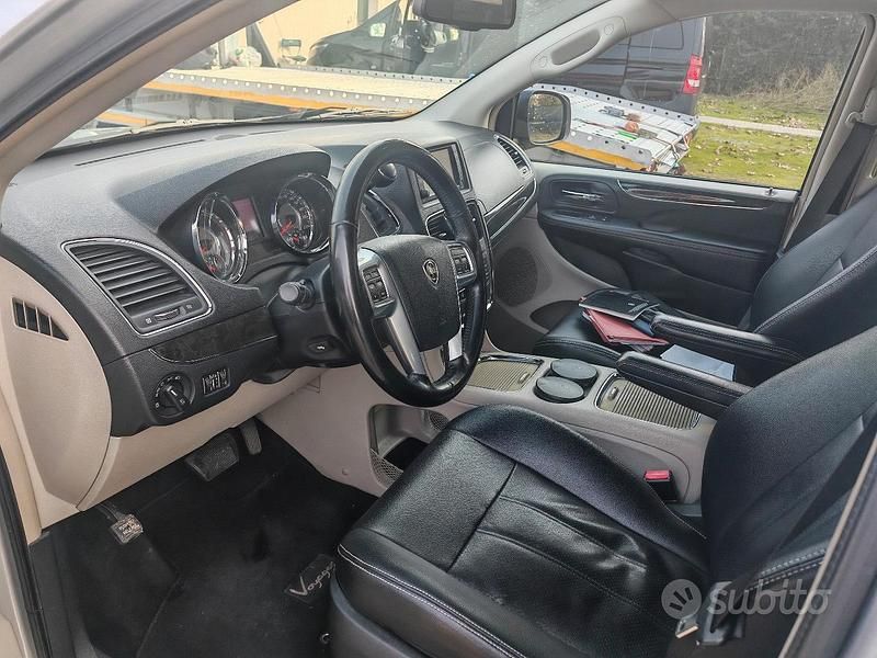 Usata Lancia Voyager 163 CV (119 kW) 2012 Grigio Monovolume