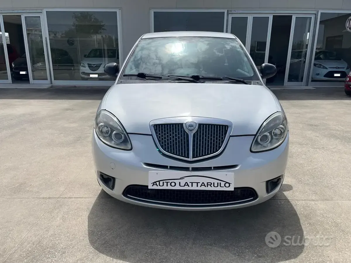 Begagnad Lancia Ypsilon 69 HK (50 kW) 2011 Grå Halvkombi