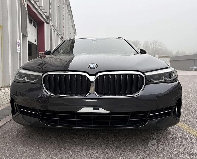 Begagnad BMW 520 Efficient Dynamics 2022 Grå Kombi
