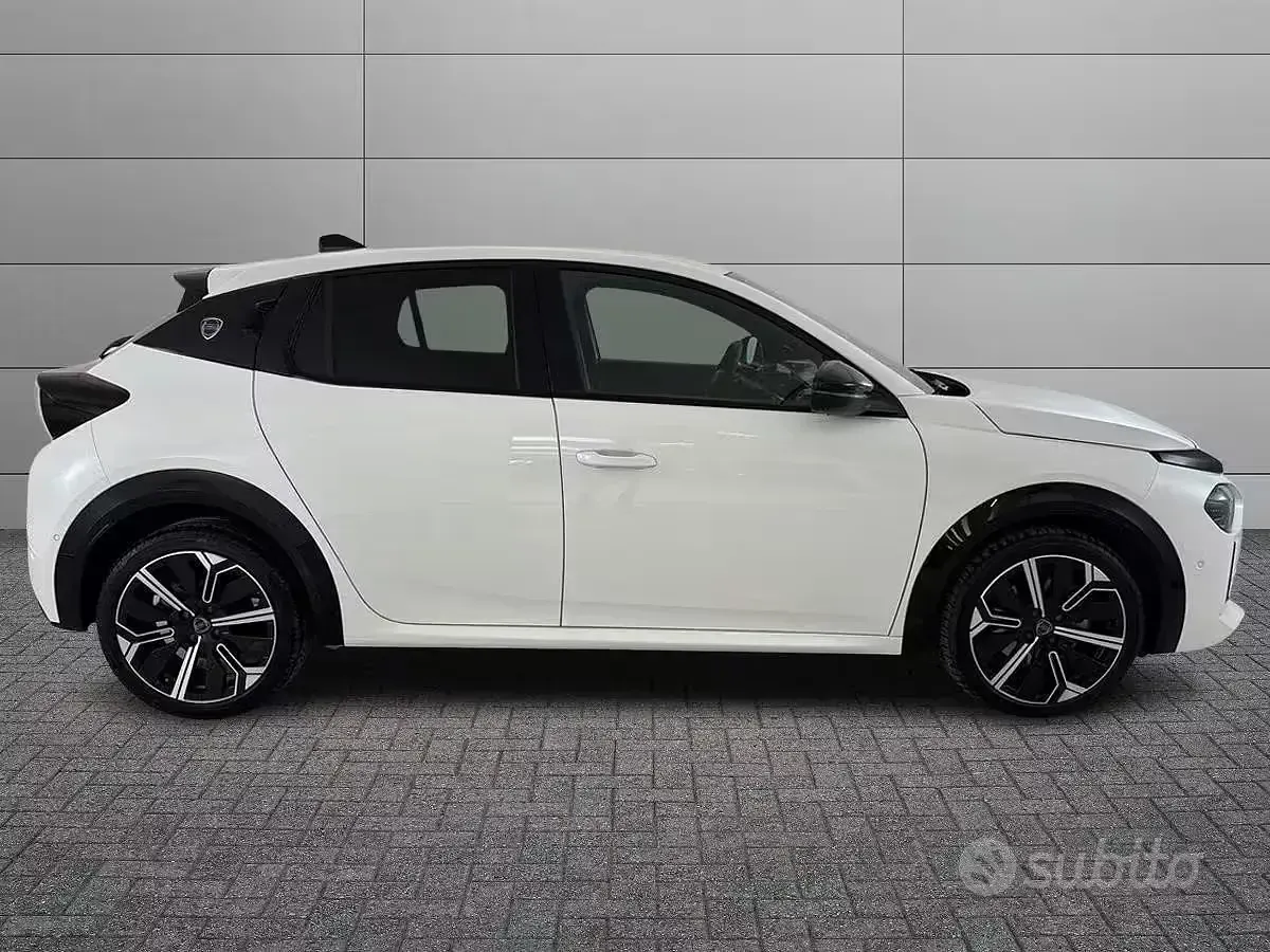 Usata Lancia Ypsilon 101 CV (74 kW) 2025 Bianco Utilitaria