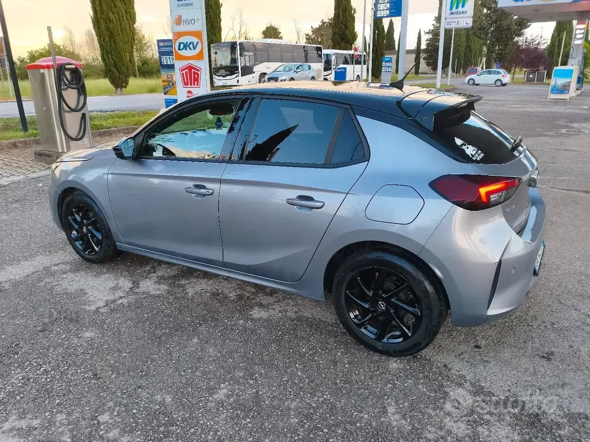 Usata Opel Corsa GS Line 101 CV (74 kW) 2022 Grigio Utilitaria