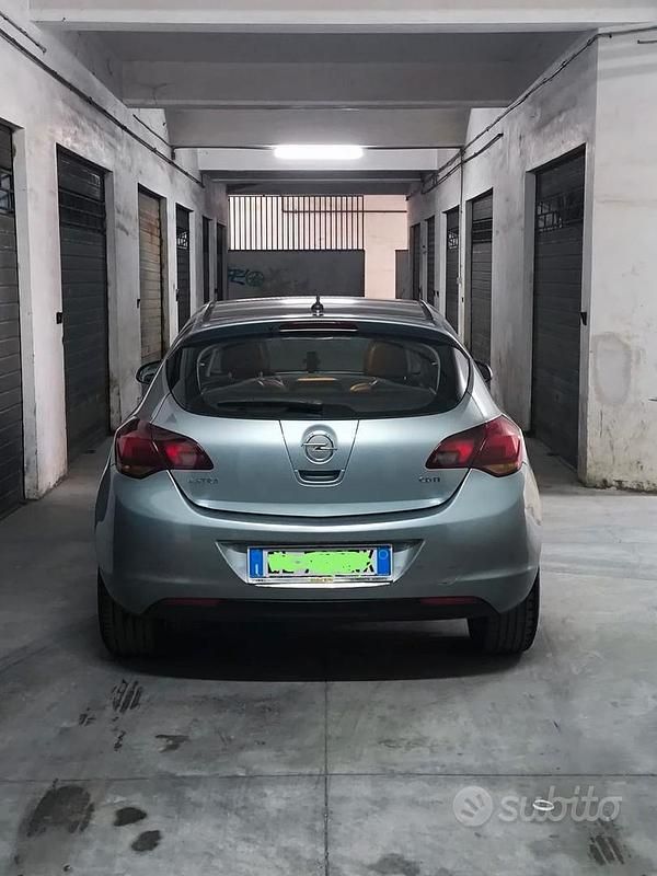 Usata Opel Astra 110 CV (80 kW) 2012 Berlina