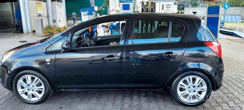 Nero Usata 2009 Opel Corsa Tre volumi | 3900 € (Buon prezzo) - Immagine 1/4