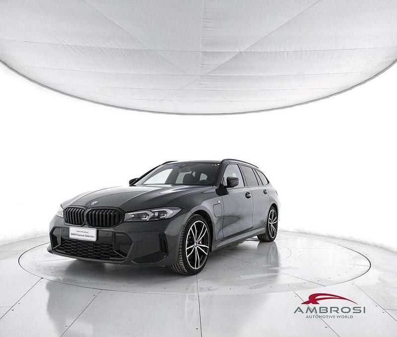 Grigio Usata 2024 BMW 330e M Sport Station wagon | 45.045 € - Immagine 1/4