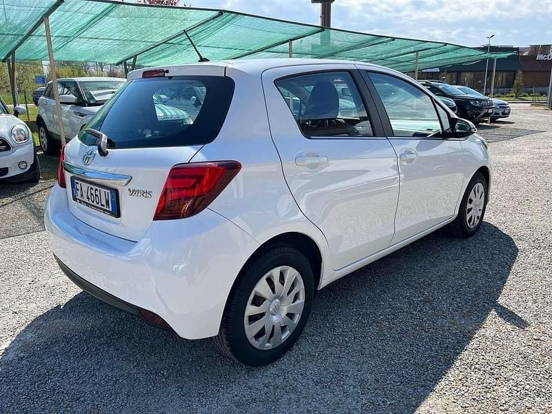 Usata Toyota Yaris Active 69 CV (50 kW) 2015 Bianco Utilitaria