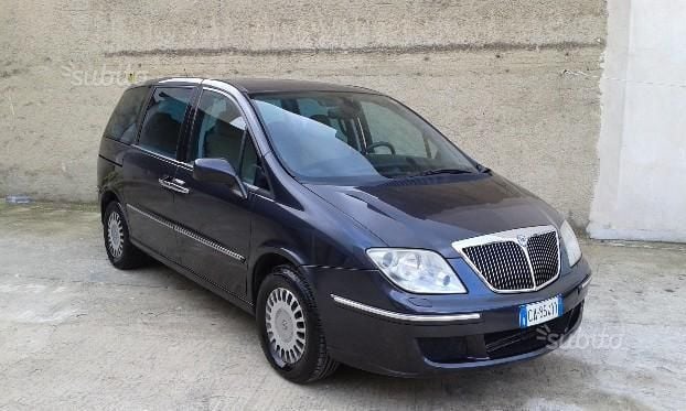 https://images.autouncle.com/it/car_images/c59a7d36-64fc-425c-baaa-c99d7e389649_lancia-phedra-7-posti-2002.jpg