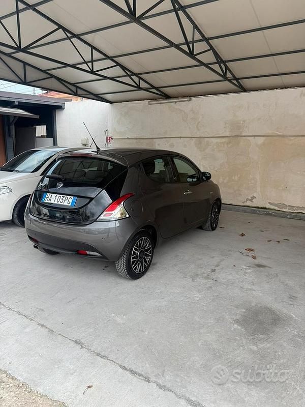 Usata Lancia Ypsilon 95 CV (69 kW) 2017 Nero Utilitaria
