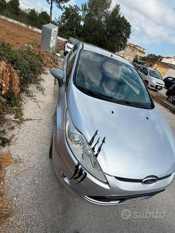 Usata Ford Fiesta 95 CV (69 kW) 2010 Grigio Utilitaria