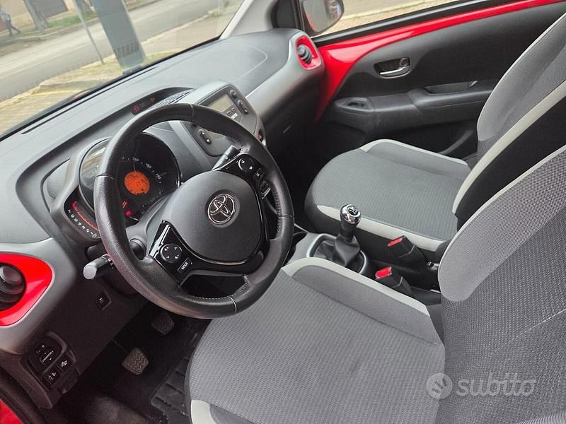 Usata Toyota Aygo Connect Style 72 CV (52 kW) 2020 Rosso Utilitaria