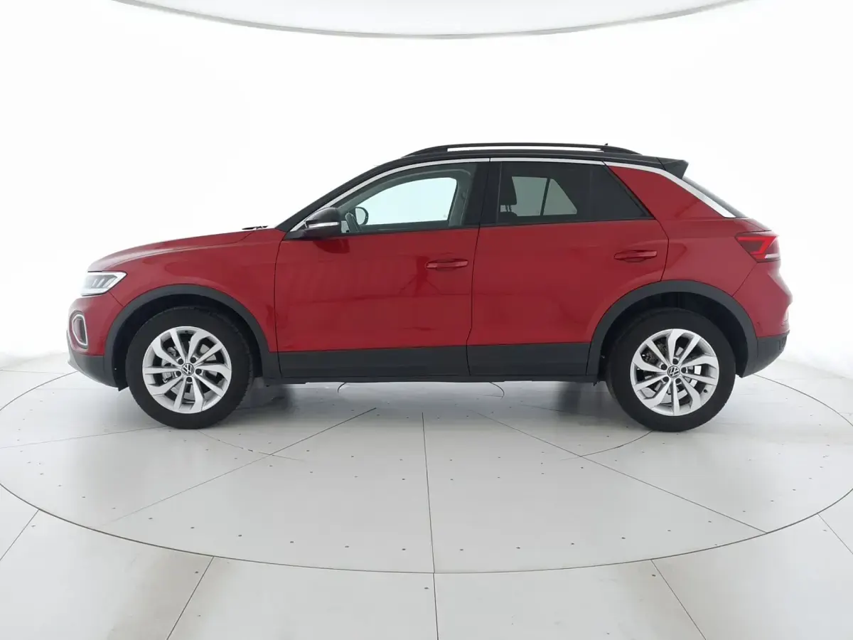 Usata VW T-Roc Life 110 CV (80 kW) 2023 Kings red metallizzato nero SUV