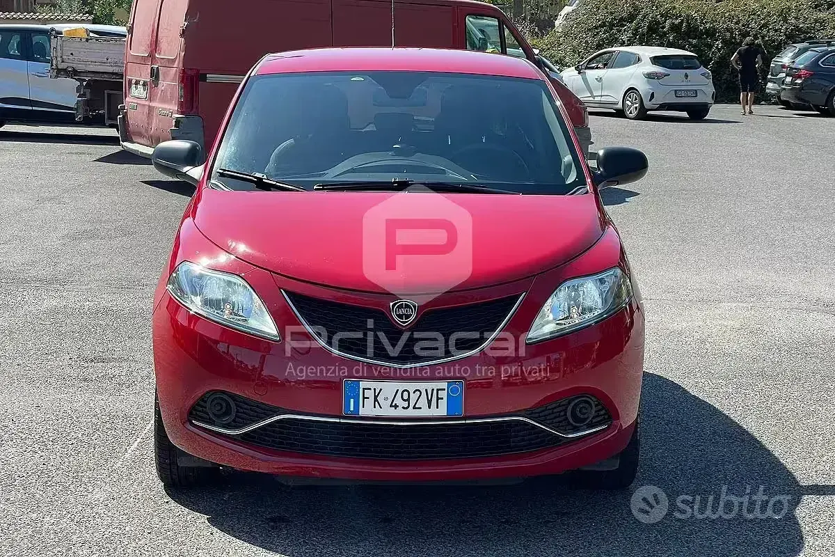 Usata Lancia Ypsilon Silver 69 CV (50 kW) 2017 Rosso Utilitaria