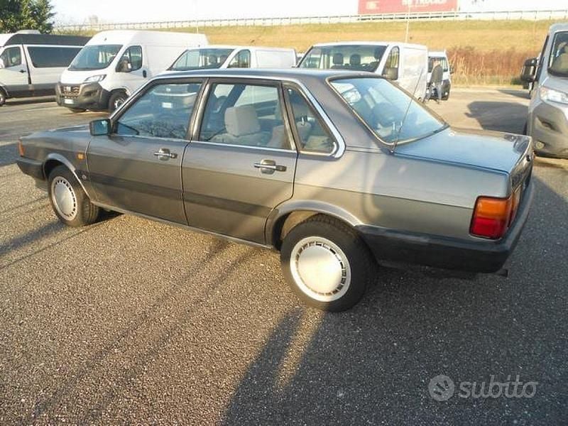 Usata Audi 80 87 CV (63 kW) 1985 Grigio metallizzato Berlina