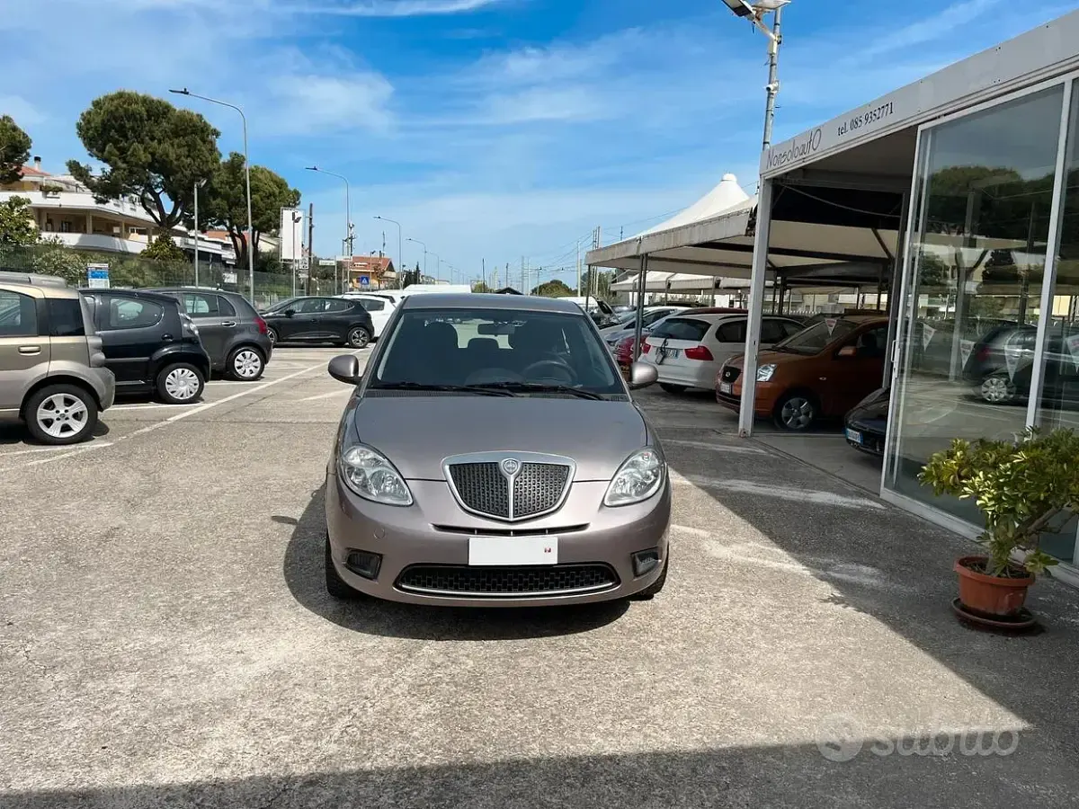Gebraucht Lancia Ypsilon 77 PS (56 kW) 2010 Violett Kleinwagen