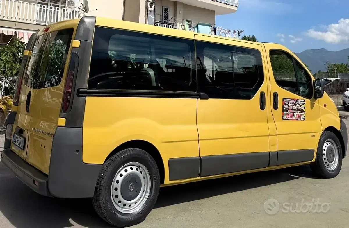 Usata Opel Vivaro 135 CV (99 kW) 2005 Giallo Monovolume