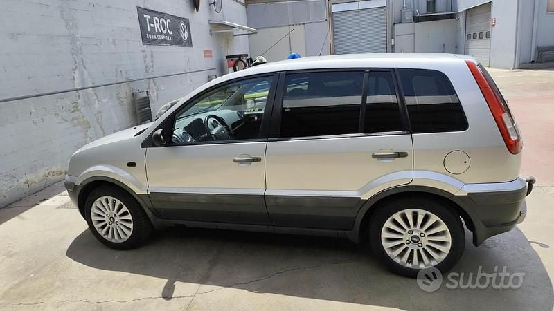 Usata Ford Fusion 80 CV (58 kW) 2008 Grigio SUV