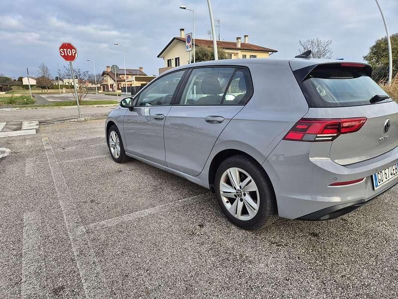 Usata VW Golf VIII Life 110 CV (80 kW) 2021 Grigio Berlina